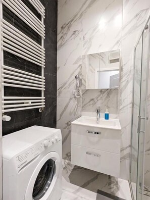 Apartament Deluxe, balcó, vistes a la ciutat | Bany | Dutxa, articles de tocador gratuïts, assecador de cabells i tovalloles 