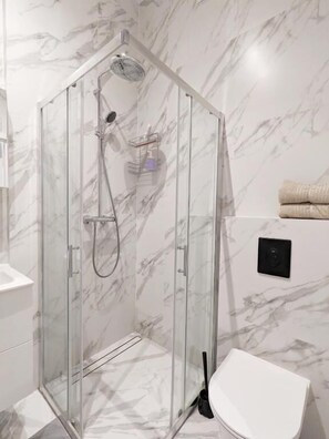 Shower, free toiletries, hair dryer, towels - Livin Apart A3 (Warszawa)