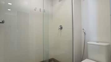 Een douche, handdoeken