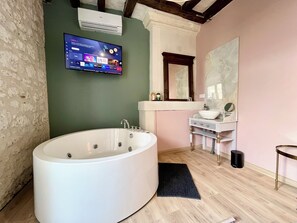 Bathroom - A romantic getaway and ancient stones - CLIM - BALNEO - SAUNA - castle tours (Crouzilles)