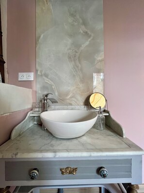 Bathroom - A romantic getaway and ancient stones - CLIM - BALNEO - SAUNA - castle tours (Crouzilles)