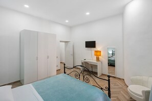 A bedroom with a bed, wardrobe, desk, chair, and a television on the wall. - Apartment 'A casa re nonni' with Balcony, Wi-Fi and Air Conditioning (Naples)