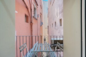A narrow alleyway between buildings with a metal railing in the foreground. - Apartment 'A casa re nonni' with Balcony, Wi-Fi and Air Conditioning (Naples)