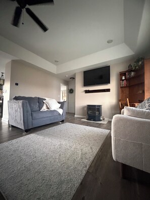 Living area - Charming 3 Bedroom  Home located between favorite Delaware vacation spots! (Georgetown)