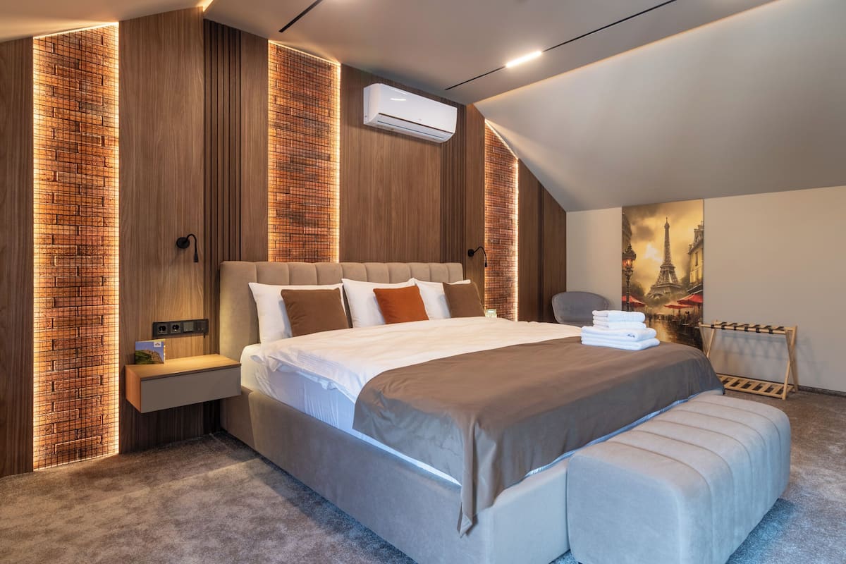 Habitación doble familiar | Minibar, caja de seguridad en la habitación, wifi gratis y ropa de cama 