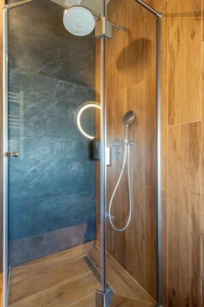 Double Room | Bathroom | Shower, free toiletries, hair dryer, slippers - Hotel Chateau Cojusna (Cojușna)