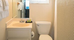 Haartrockner, Handtücher, Seife, Toilettenpapier