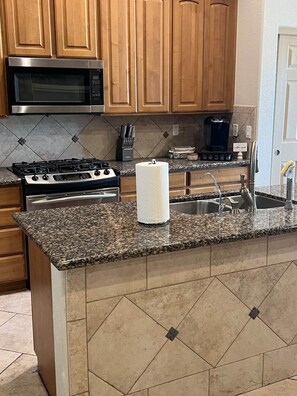 Coffee/tea maker, fridge, microwave, oven - Kiowa Castle - Private Pool & Hot Tub - Sleeps 14 (Lake Havasu City)