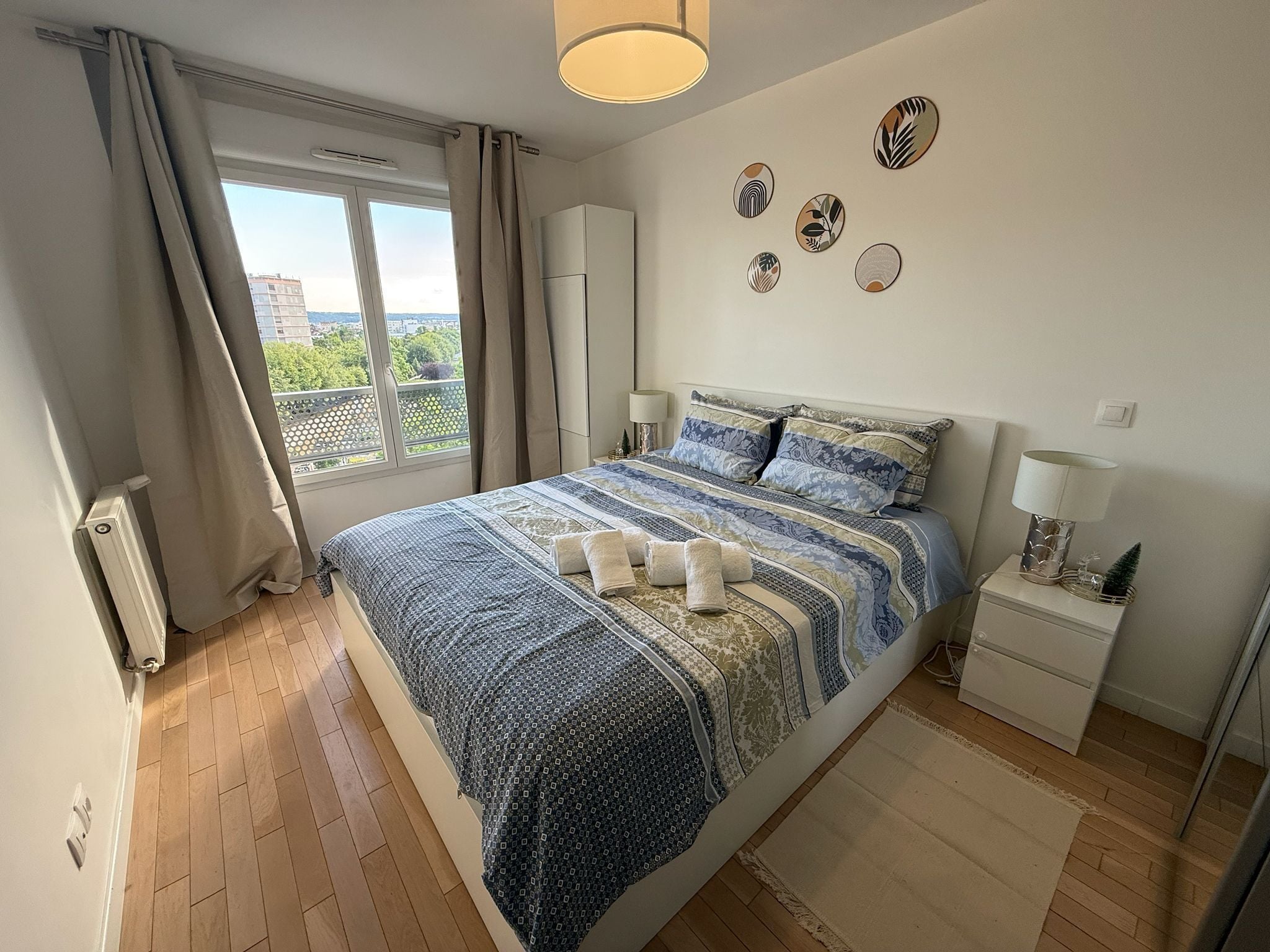 2 bedrooms, iron/ironing board, internet, bed sheets