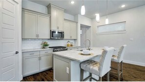 Coffee/tea maker, fridge, microwave, oven - Dallas 3Bdrm 2.5 bath Townhouse in the Heart of Dallas, Tx. (Dallas)