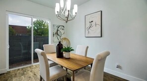 Dining - Dallas 3Bdrm 2.5 bath Townhouse in the Heart of Dallas, Tx. (Dallas)