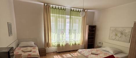 Comfort Apartment, City View | Peti besi dalam bilik, meja, ruang kerja komputer riba