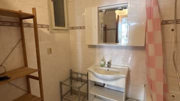 Deluxe Apartment | Bathroom