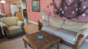 Una sala de estar con sofá, sillón y mesa de centro.
