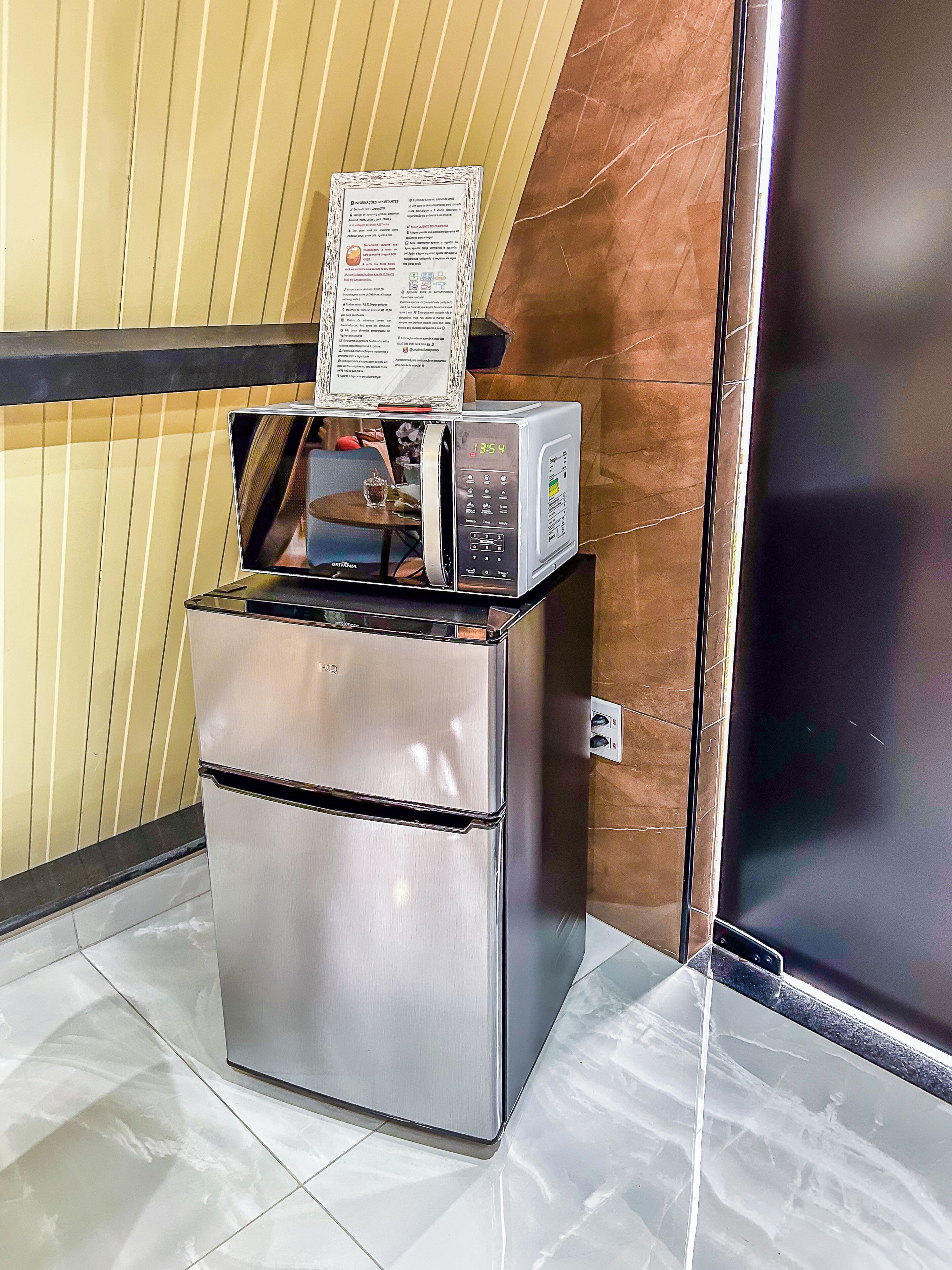 Una cocina compacta con microondas y refrigerador.