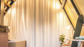 Deluxe-Chalet, Balkon, Bergblick | Wohnbereich