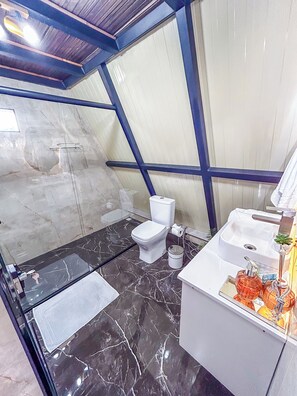Deluxe Chalet, Balcony, Mountain View | Bathroom | Separate bathtub and shower, hair dryer, towels, soap - Chalés Alto Caparaó (Alto Caparaó)