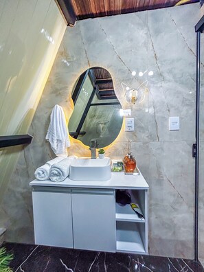Deluxe Chalet, Balcony, Mountain View | Bathroom | Separate bathtub and shower, hair dryer, towels, soap - Chalés Alto Caparaó (Alto Caparaó)