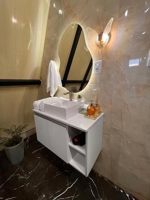 Separate bathtub and shower, hair dryer, towels, soap - Chalés Alto Caparaó (Alto Caparaó)