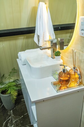 Deluxe Chalet, Balcony, Mountain View | Bathroom | Separate bathtub and shower, hair dryer, towels, soap - Chalés Alto Caparaó (Alto Caparaó)