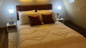Escritorio, cortinas opacas, tabla de planchar con plancha y wifi gratis