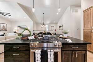 Wasserkocher mit Kaffee-/Teezubehör, Kühlschrank, Mikrowelle, Ofen