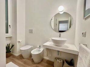 Haartrockner, Bidet, Handtücher, Toilettenpapier