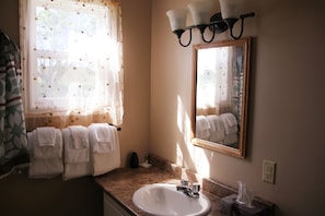 Cottage, 1 slaapkamer, balkon, uitzicht op park | Badkamer | Een bad/douchecombinatie, gratis toiletartikelen, een haardroger