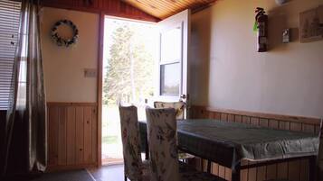Bungalow, 2 Bedrooms, Balcony, Park View | Dining