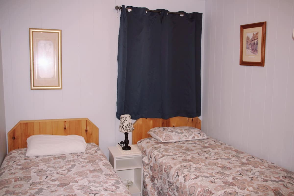 Classic Cottage, 2 Bedrooms, Balcony, Park View | Iron/ironing board (on request), WiFi (free), bed sheets