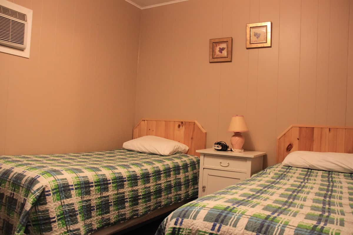 Classic Cottage, 2 Bedrooms, Balcony, Park View | Iron/ironing board (on request), WiFi (free), bed sheets