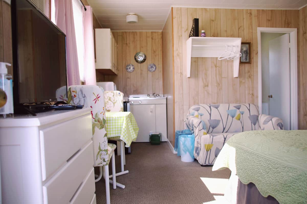 Classic Cottage, Balcony, Park View | Iron/ironing board (on request), WiFi (free), bed sheets