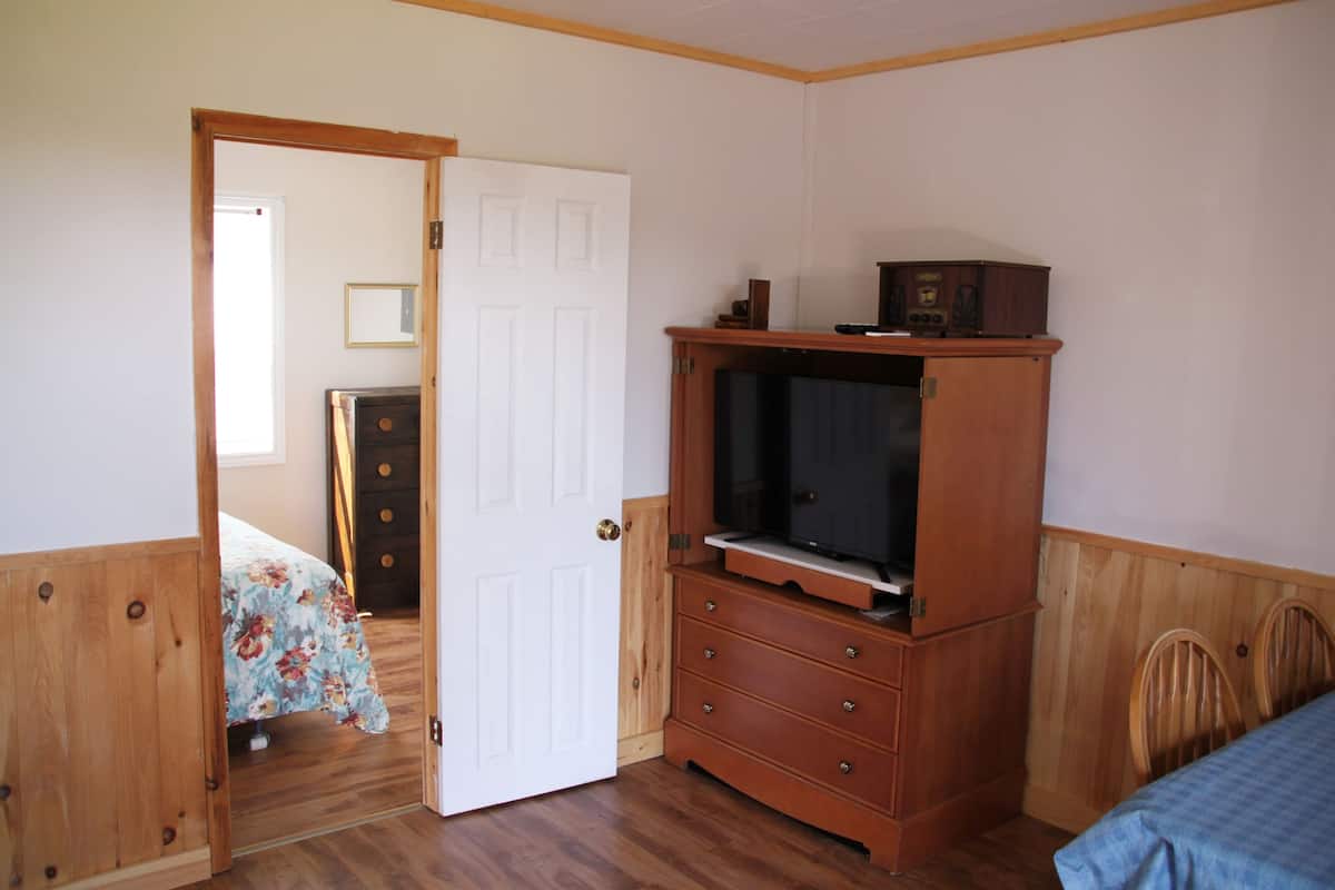Classic Bungalow, 2 Bedrooms, Balcony, Park View | Iron/ironing board (on request), WiFi (free), bed sheets