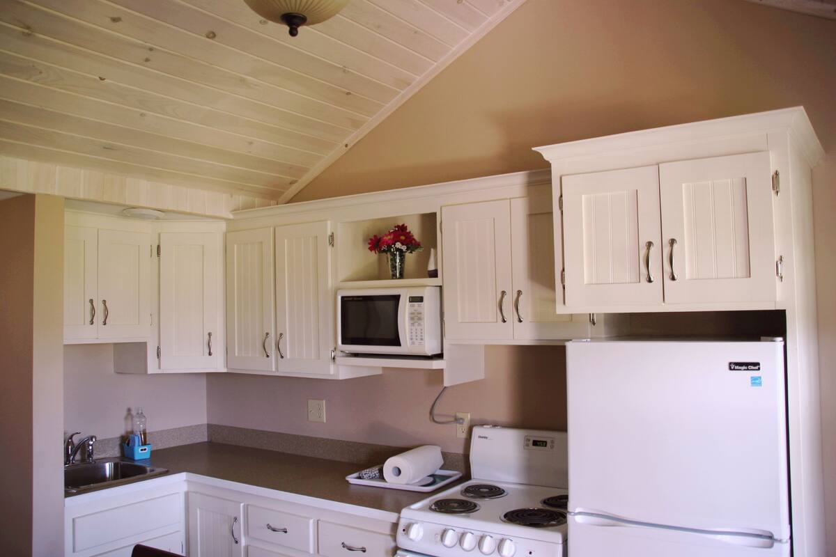Cottage, 1 Queen Bed with Sofa bed, Balcony, Park View | Private kitchen | Fridge, microwave, oven, stovetop