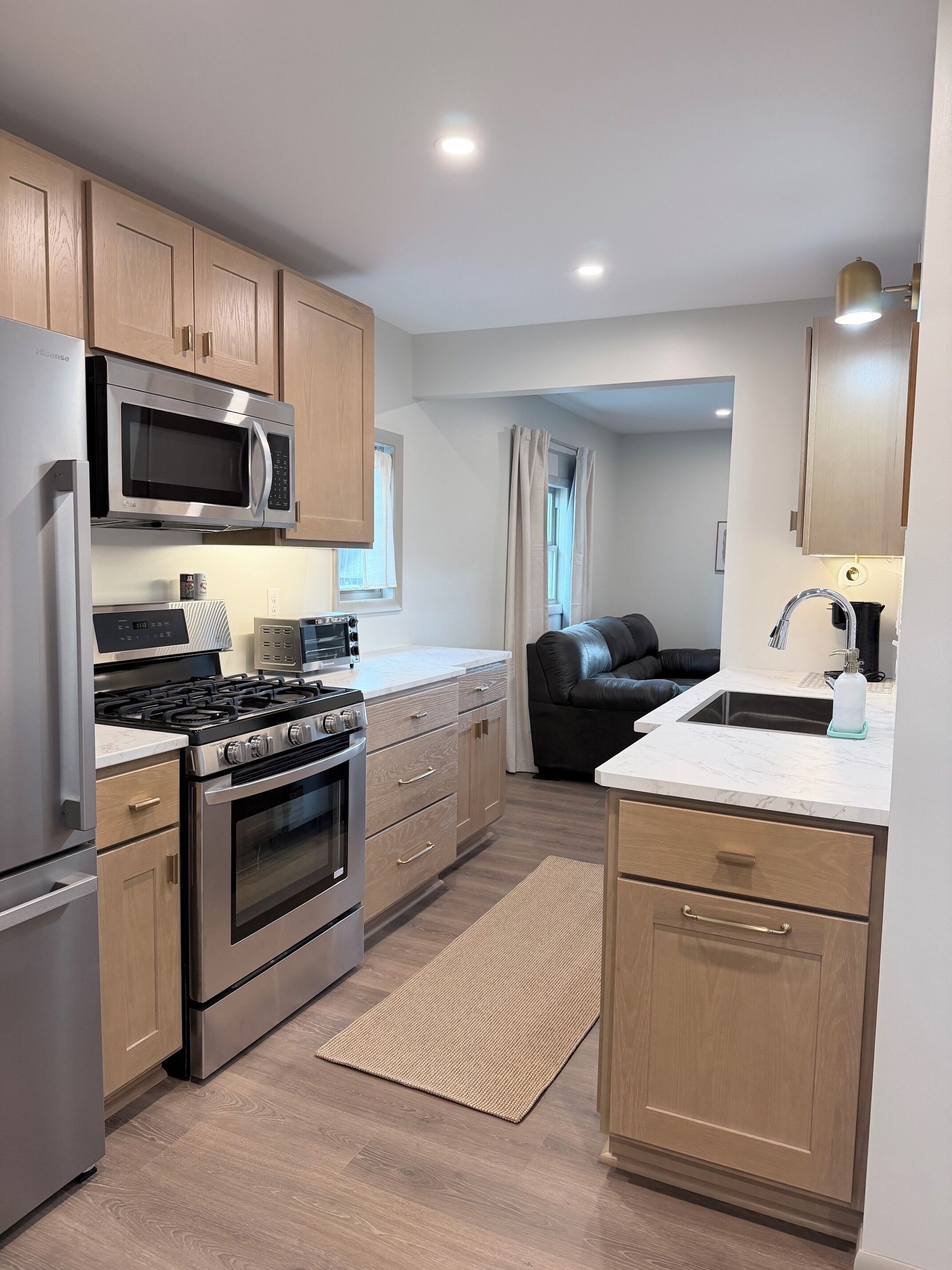 Coffee/tea maker, fridge, microwave, oven