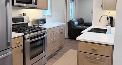 Newly remodeled, family-friendly 2-bed home conveniently located near shopping.