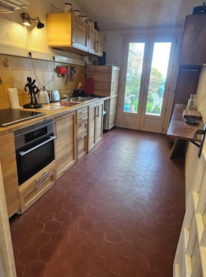 Wasserkocher mit Kaffee-/Teezubehör, Kühlschrank, Mikrowelle, Ofen