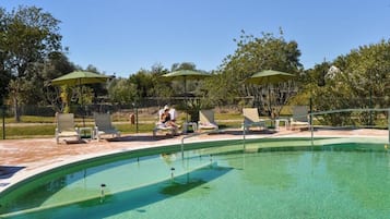 Udendørs pool, parasoller, liggestole