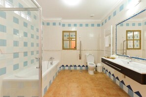 Chambre Deluxe Double ou avec lits jumeaux, salle de bains privée, vue jardin | Salle de bain | Douche, sèche-cheveux, serviettes fournies