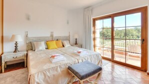 Habitación Deluxe con 1 cama matrimonial o 2 individuales, vista al jardín | Espacio para trabajar con laptop y wifi gratis