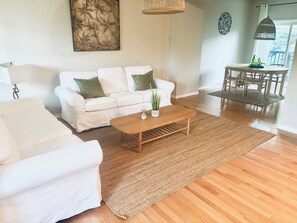Living area - Premium 3BR Oakville /Pool, Gym and parking, close to all HWYS & shops (Oakville)