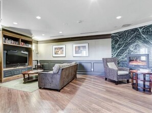 Smart TV - Premium 3BR Oakville /Pool, Gym and parking, close to all HWYS & shops (Oakville)