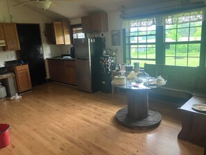 Private kitchen - Cozy 2-bedroom farmhouse in serene Hulbert with AC (Hulbert)