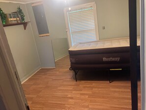 WiFi - Cozy 2-bedroom farmhouse in serene Hulbert with AC (Hulbert)