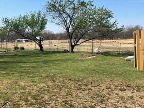 Sports court - Cozy 2-bedroom farmhouse in serene Hulbert with AC (Hulbert)