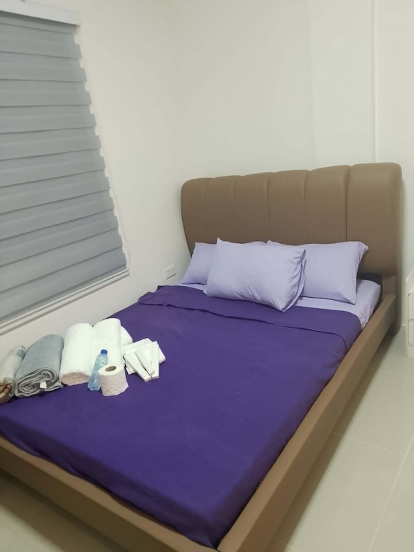 Tabla de planchar con plancha, internet y ropa de cama 