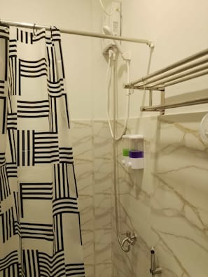 Secadora de cabello, toallas, jabón, papel de baño 