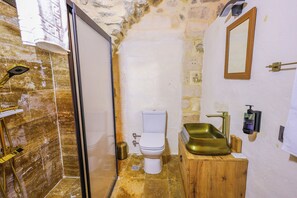 Suite Deluks, pemandangan lembah | Kamar mandi | Pengering rambut, sandal, handuk, dan sabun