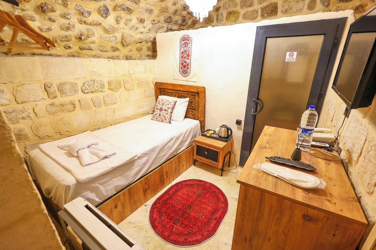 Quarto solteiro econômico | Roupas de cama premium, cofres nos quartos, escrivaninha