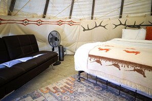 WiFi, bed sheets - Beautiful Glamping Tipi with King Bed 1/2 mile from Yellowstone Park Entrance. (Gardiner)
